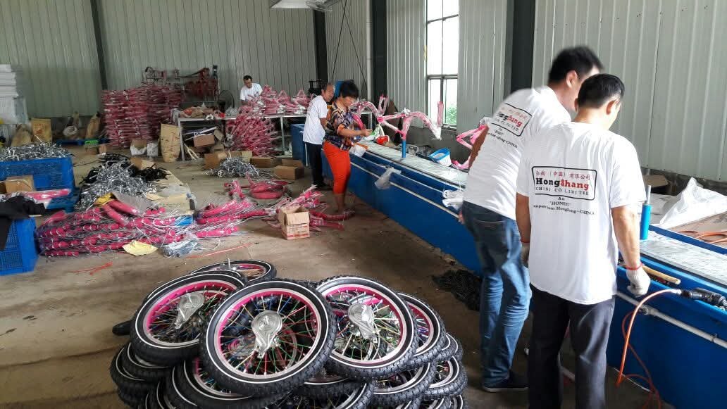 Línea de ensamblaje de bicicletas en la fábrica HongShang