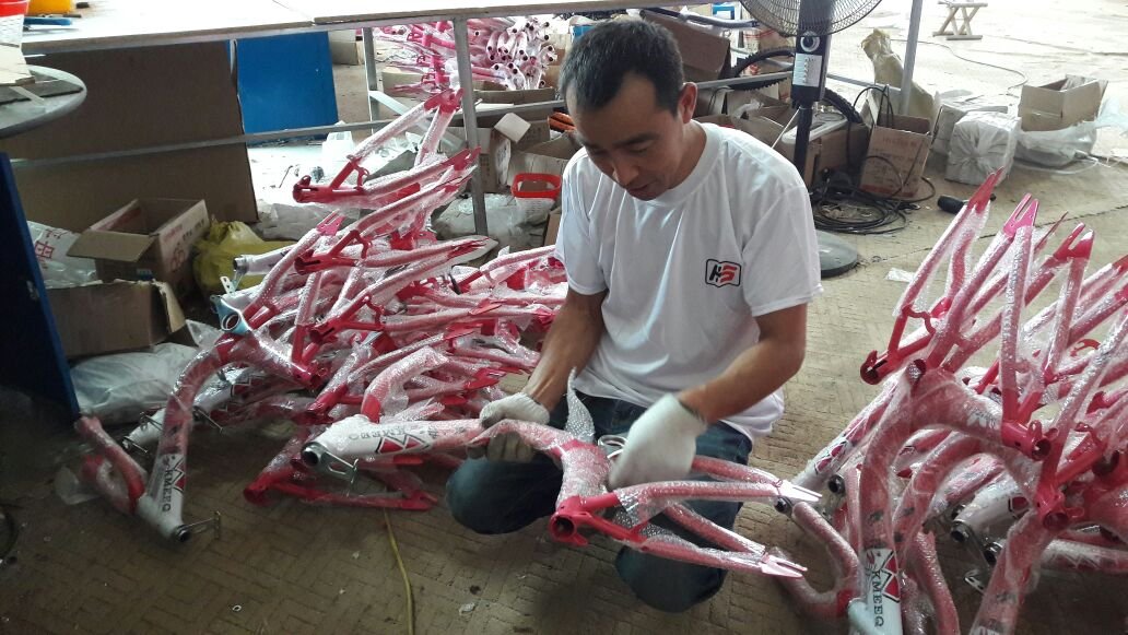 Revisión y embalaje de cuadros en la fábrica HongShang